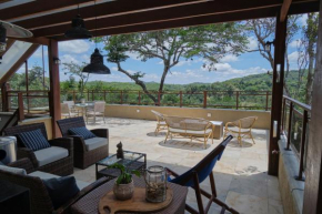 Casa da Árvore - Refúgio de Luxo com Jacuzzi e Vista para a Serra